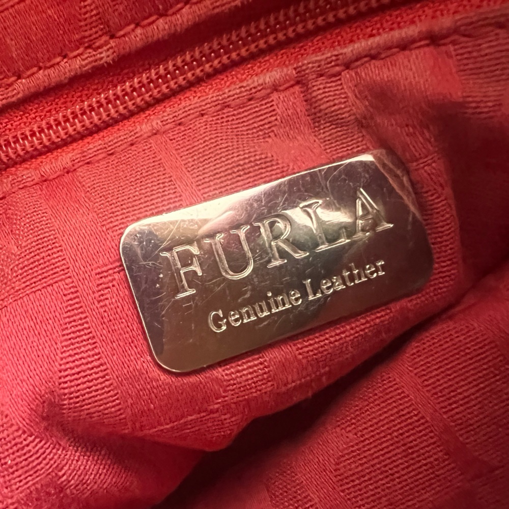 Vintage FURLA Red Pebble Leather. In great condition. Large with silver hardware - Picture 7 of 15